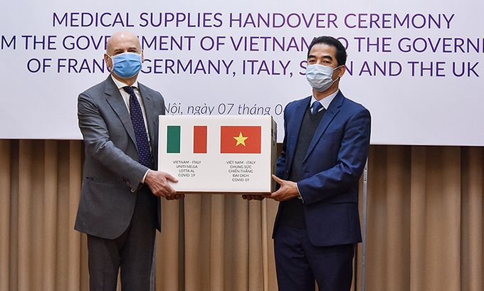 Vietnam donates more than half a million masks to Europe