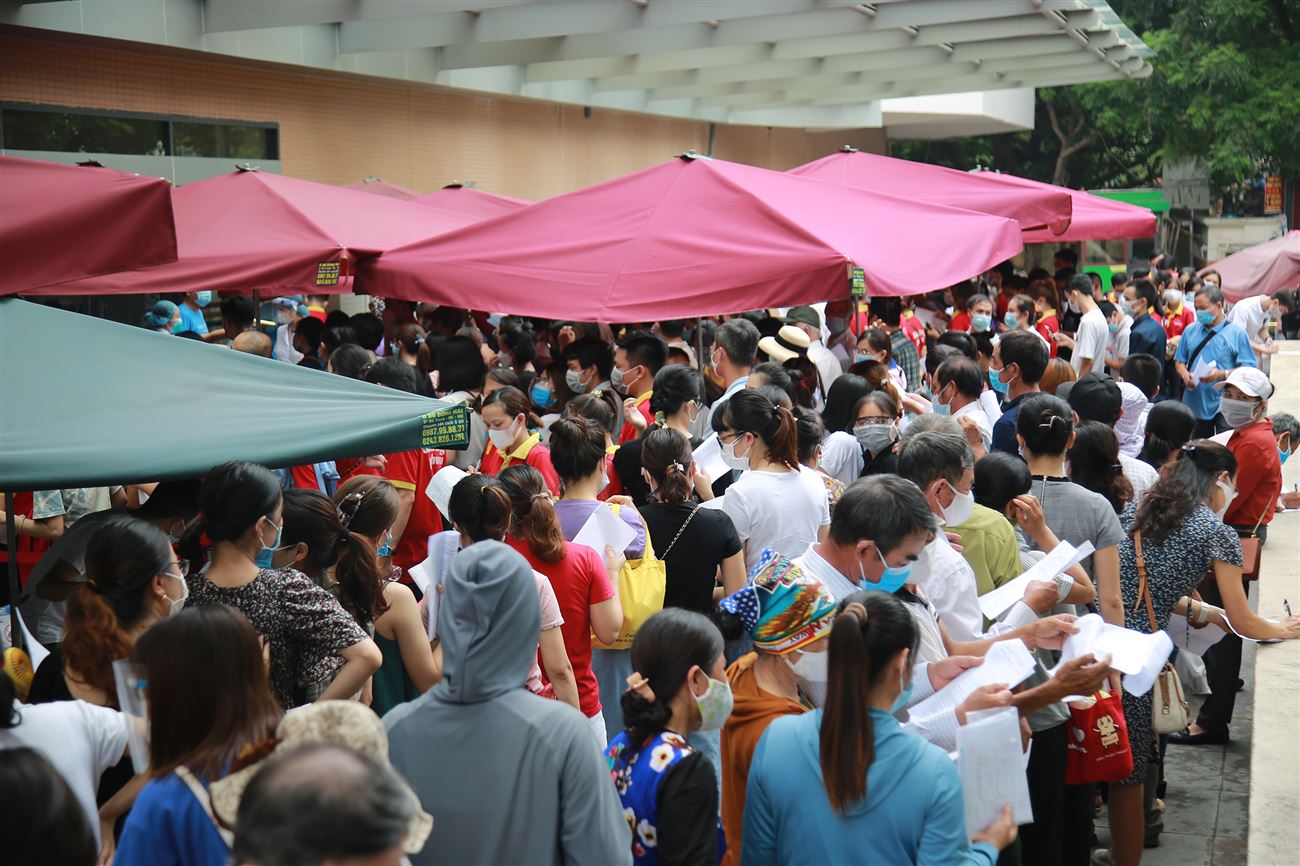 Hanoi hospital suspends Covid vaccination after overcrowding