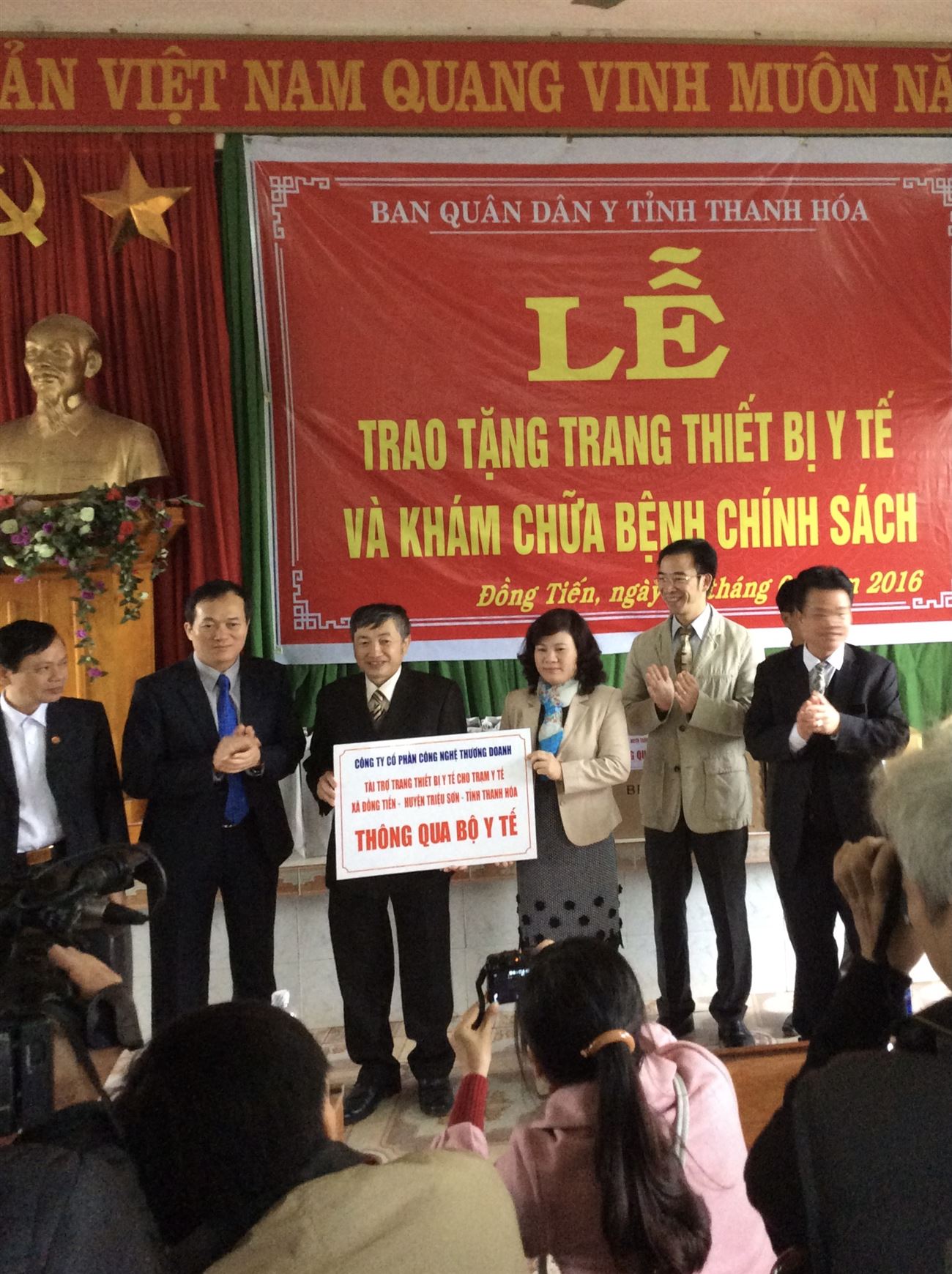 Ban Lãnh đạo cùng Thứ trưởng Bộ Y tế trao tặng trang thiết bị y tế cho Xã Đồng Tiến – Tỉnh Thanh Hóa năm 2016