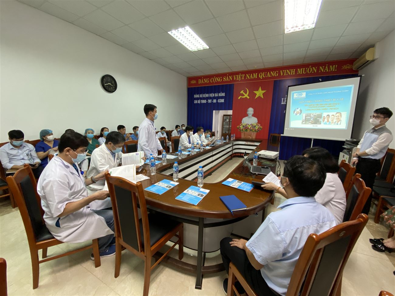 Ban Lãnh đạo tham dự Hội thảo tại BVĐK Thành phố Đà Nẵng Tháng 11 năm 2020