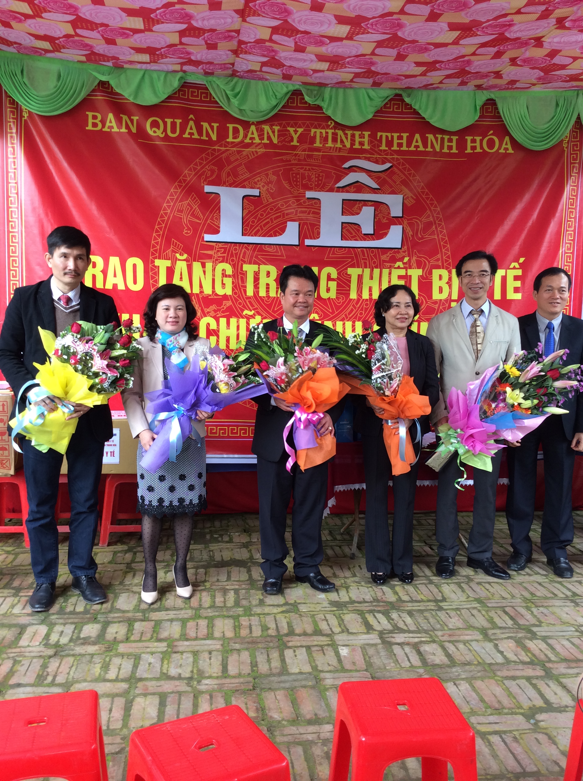 The Executive Board together with the Deputy Minister of Health awarded medical equipment to Dinh Tan Commune - Thanh Hoa Province in 2016